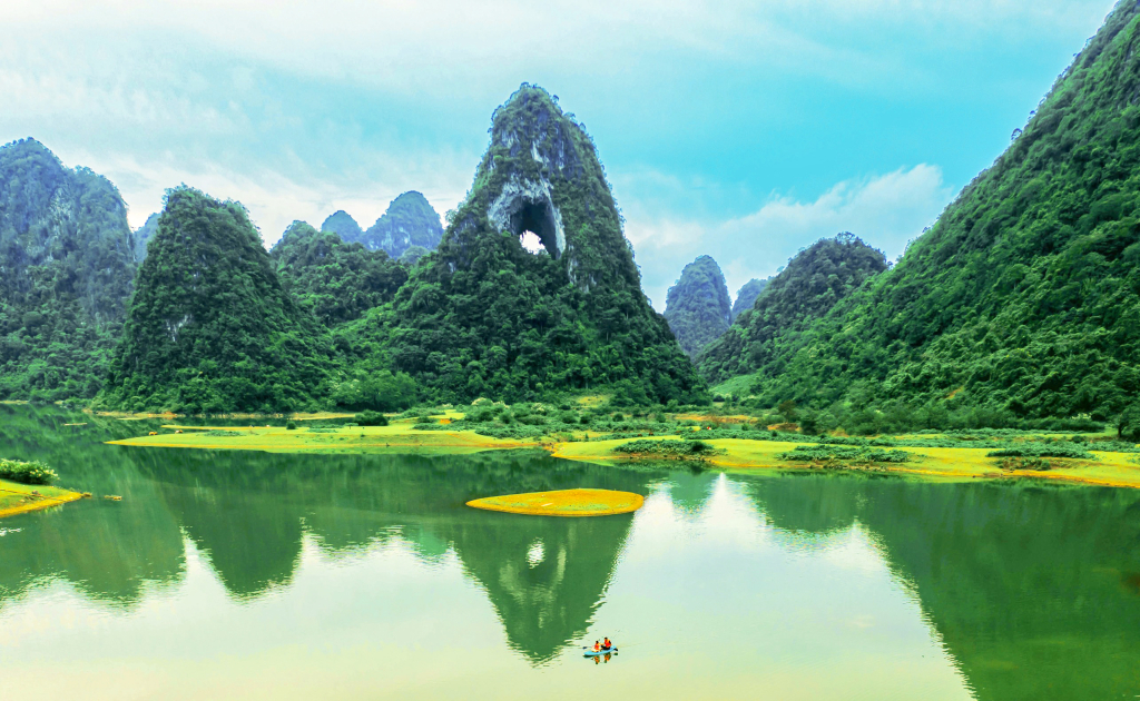 Núi Mắt Thần - Điểm đến hấp dẫn của Công viên địa chất Toàn cầu UNESCO Non nước Cao Bằng. Núi Mắt Thần - Điểm đến hấp dẫn của Công viên địa chất Toàn cầu UNESCO Non nước Cao Bằng.
